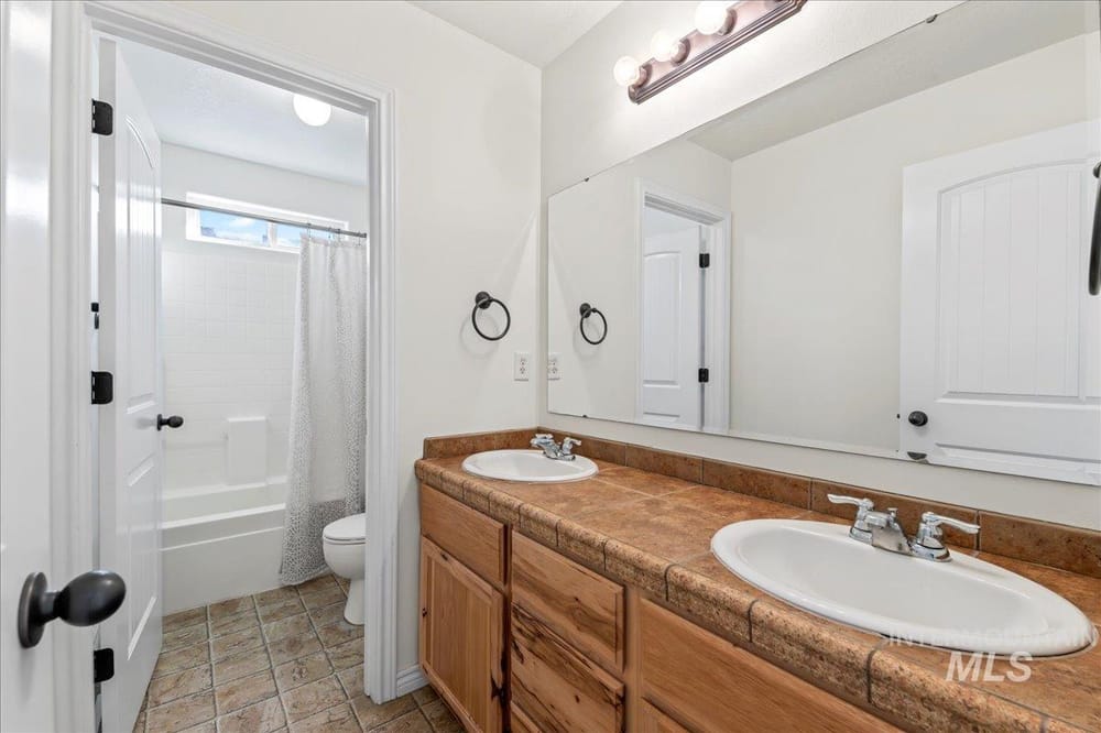 Single family luxury home  - Image 12