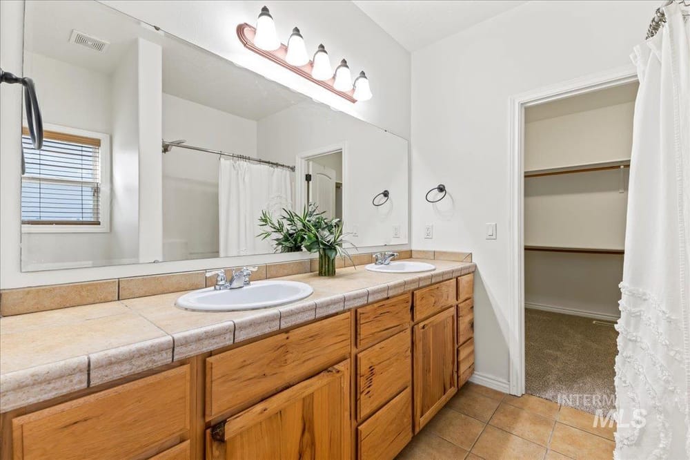 Single family luxury home  - Image 18