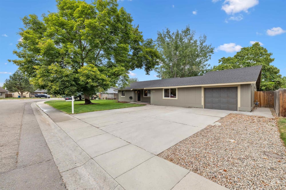 Single family luxury home  - Image 2