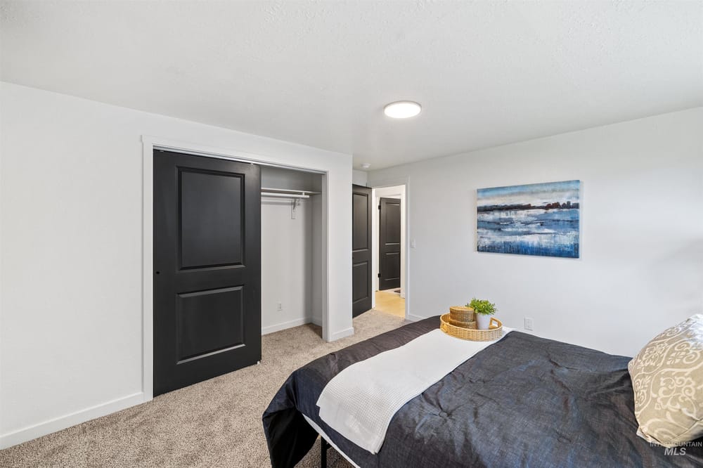 Single family luxury home  - Image 19