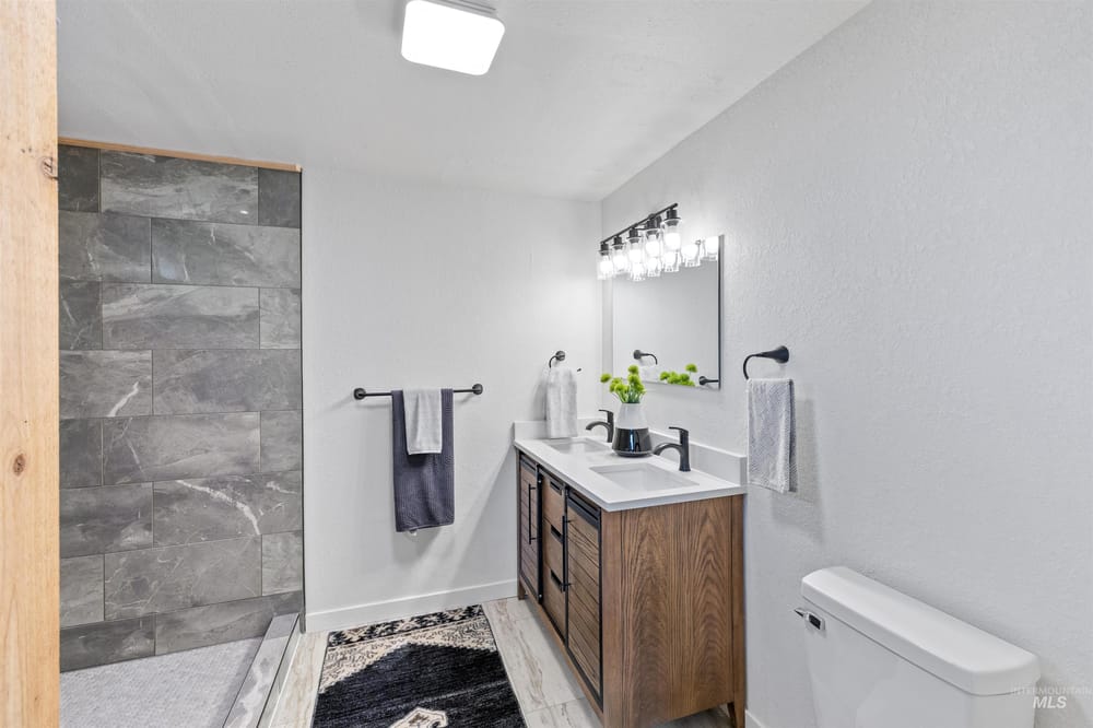 Single family luxury home  - Image 20