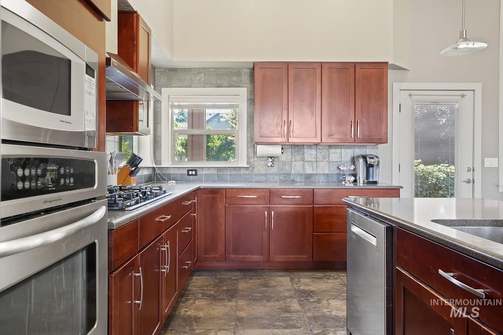 Modern luxury home - Image 15