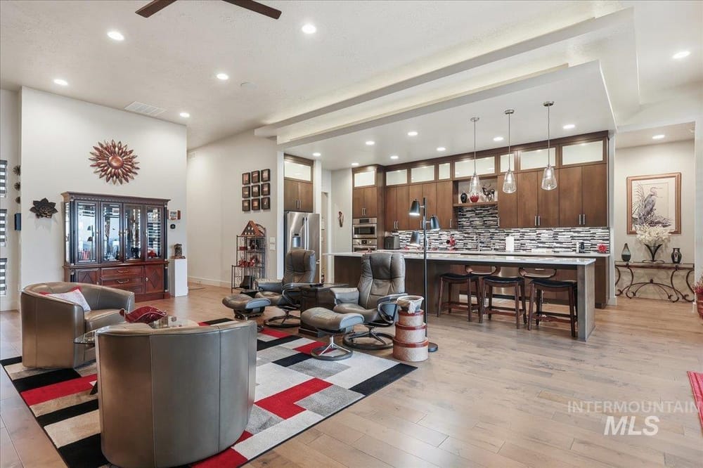 Modern luxury family residence  - Image 9